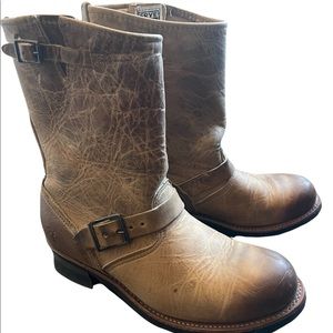Women’s Fry boot style Engineer 8R cowboy boot.